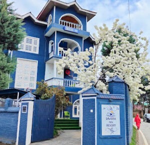 GOOGLE RATING : 4.6 Room Type: Deluxe About Hotel: 5V2G+R3R, Harwan Rd, Shalimar, Rainawari, Srinagar, Jammu and Kashmir 190025 